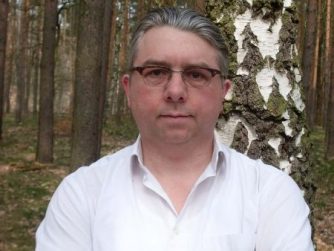 schlotmann Ein Mann geht in den Wald hinein