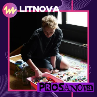 Auf dem Bild ist Mira Mann zu sehen, wie sie in einer Kiste mit Lego kramt. Oben links steht Litnova. Unten rechts steht Prosanova.