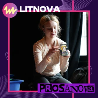 Auf dem Bild ist Sophia Eisenhut zu sehen, wie sie ein Legobauwerk in der Hand hält. Oben links steht Litnova. Unten rechts steht Prosanova.