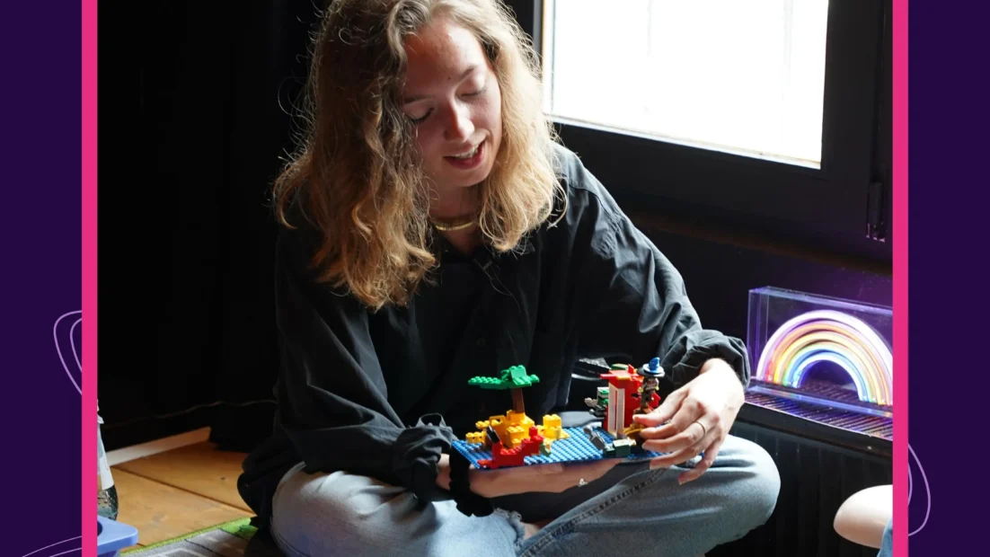 Auf dem Bild ist Liv Thastum zu sehen wie sie Lego baut. Links oben steht Litnova. Rechts unten steht Prosanova.