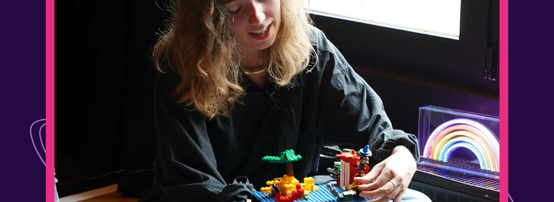 Auf dem Bild ist Liv Thastum zu sehen wie sie Lego baut. Links oben steht Litnova. Rechts unten steht Prosanova.
