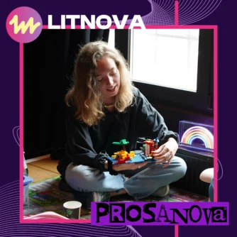 Auf dem Bild ist Liv Thastum zu sehen wie sie Lego baut. Links oben steht Litnova. Rechts unten steht Prosanova.