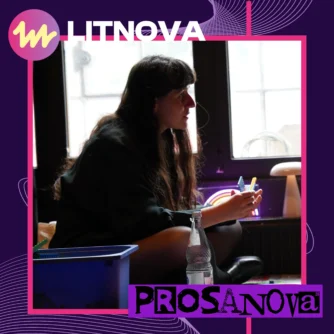 Auf dem Bild ist Ana Tcheishvili zu sehen wie sie Lego baut. Links oben steht Litnova. Rechts unten steht Prosanova.