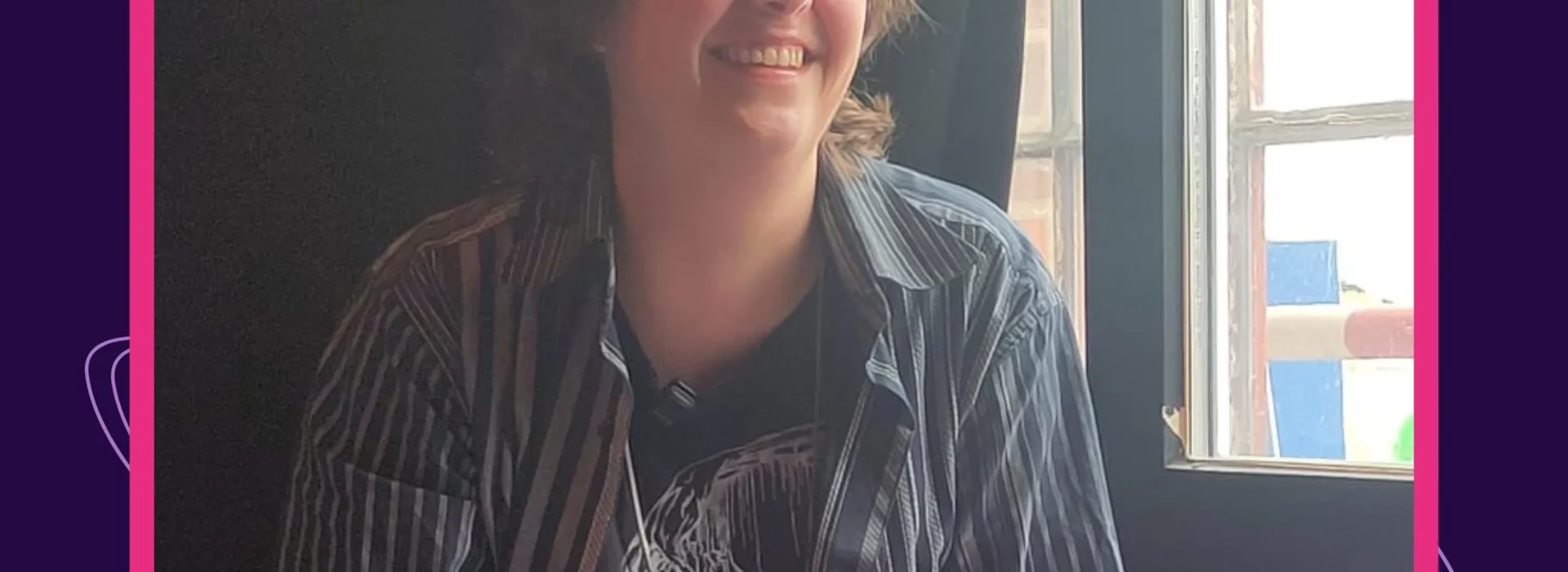 Auf dem Bild ist Fiona Sironic zu sehen. Oben links steht Litnova. Unten rechts steht Prosanova.