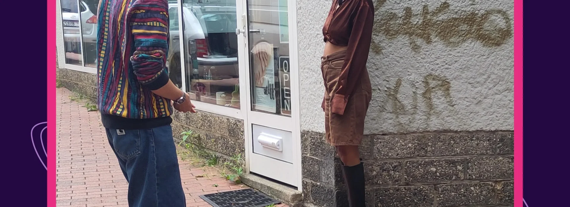Auf dem Bild sind Fatima Khan und Clemens Brandhoff zu sehen, wie sie sich gegenüber stehen. Oben links steht Litnova. Unten rechts steht Prosanova.