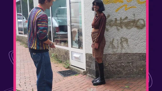 Auf dem Bild sind Fatima Khan und Clemens Brandhoff zu sehen, wie sie sich gegenüber stehen. Oben links steht Litnova. Unten rechts steht Prosanova.