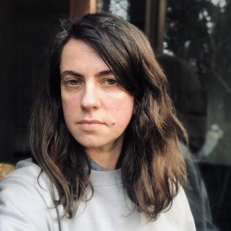 Die Autorin Kateryna Mishchenko schaut in die Kamera.