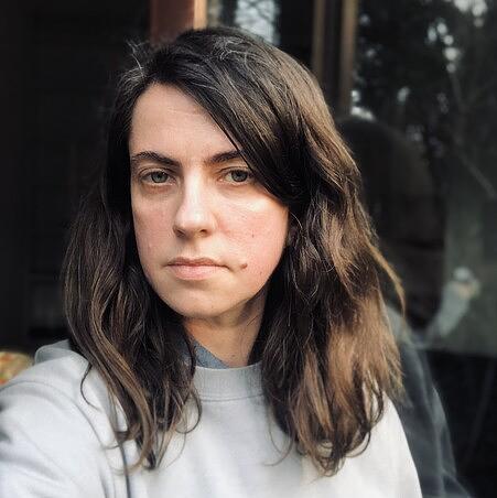 Die Autorin Kateryna Mishchenko schaut in die Kamera.