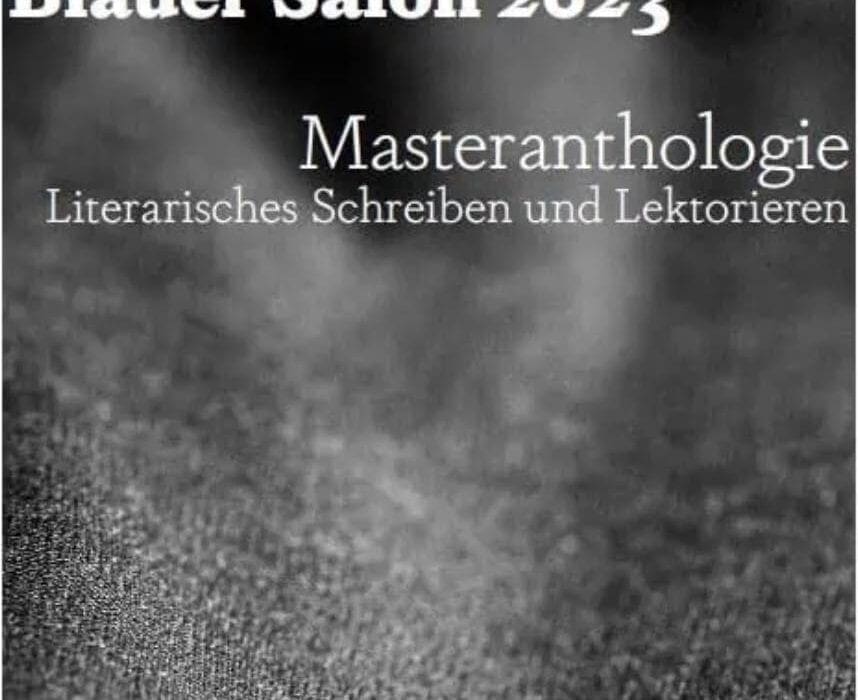 Ein Foto in schwarz-weiß von einer rauen Stofftextur. Darauf steht: Blauer Salon 2023. Masteranthologie. Literarisches Schreiben und Lektorieren.