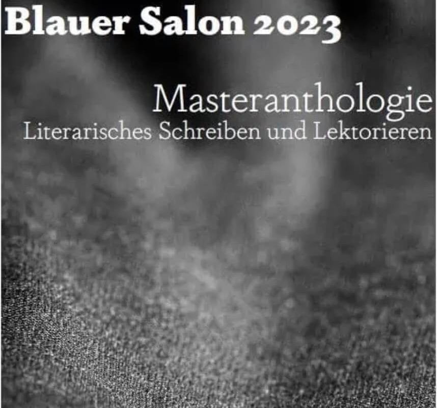 Ein Foto in schwarz-weiß von einer rauen Stofftextur. Darauf steht: Blauer Salon 2023. Masteranthologie. Literarisches Schreiben und Lektorieren.