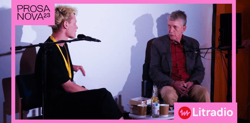 Der letzte Kommunist Matthias Frings sitzt auf der Bühne im Gespräch mit Tilman Busch