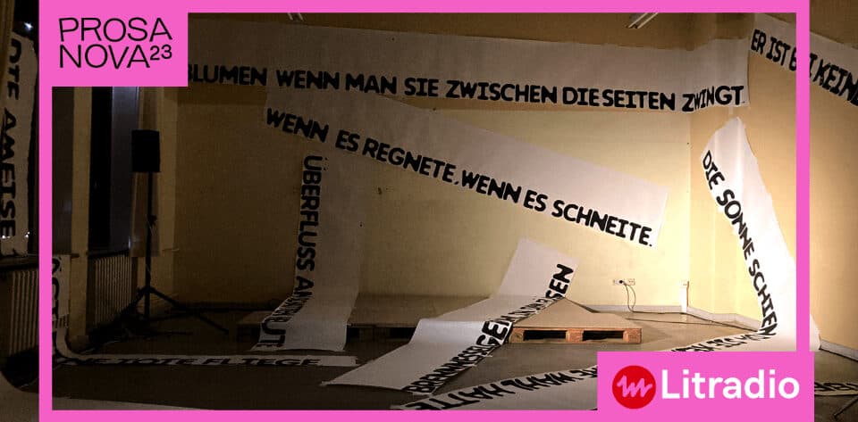 Ein Installation mit Bannern, auf denen Sätze stehen.