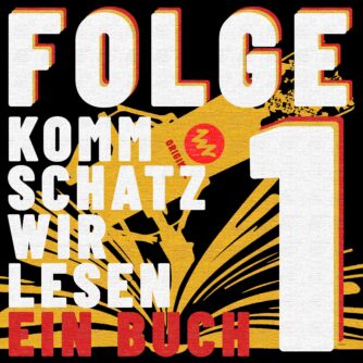 Der Titel "Komm Schatz wir lesen ein Buch" mit der Folgennummer "1" vor dem Motiv eines Mikrofosn und eines aufgeschlagenen Buches.