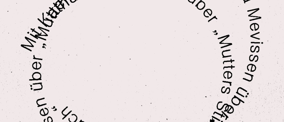 Der Titel der Episode mehrfach in schwarzer Schrift auf hellrosa Hintergrund. Die Schrift ist kreisförmig angeordnet und überschneidet sich teilweise, bleibt aber lesbar.