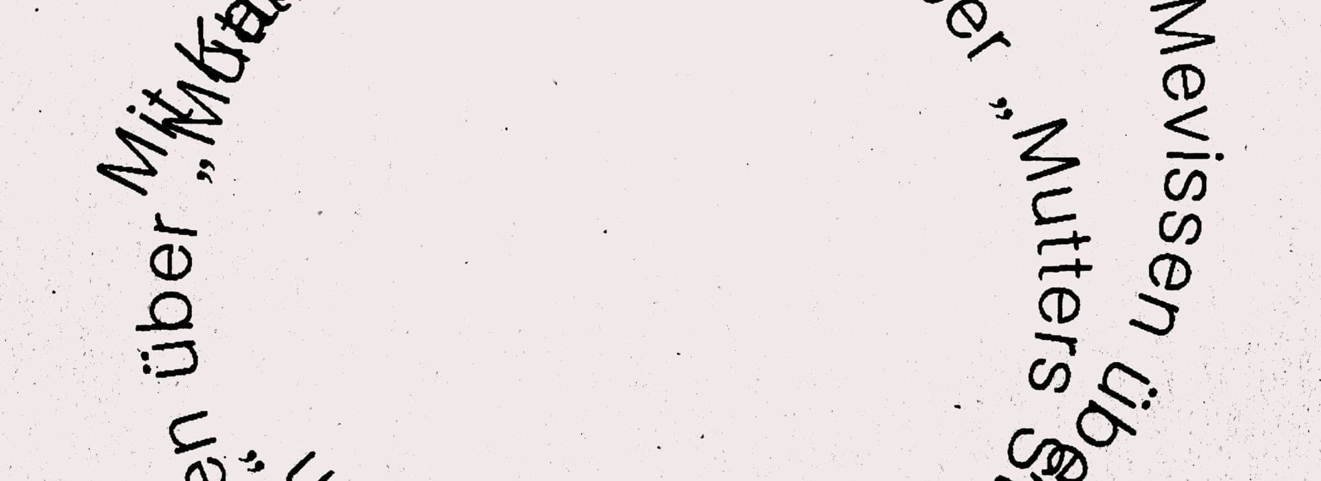 Der Titel der Episode mehrfach in schwarzer Schrift auf hellrosa Hintergrund. Die Schrift ist kreisförmig angeordnet und überschneidet sich teilweise, bleibt aber lesbar.