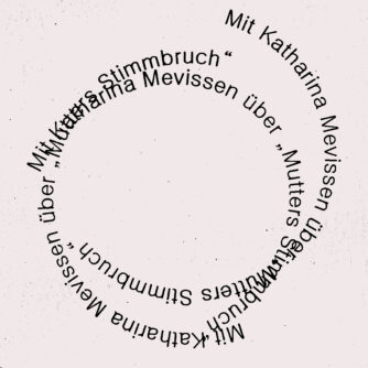Der Titel der Episode mehrfach in schwarzer Schrift auf hellrosa Hintergrund. Die Schrift ist kreisförmig angeordnet und überschneidet sich teilweise, bleibt aber lesbar.